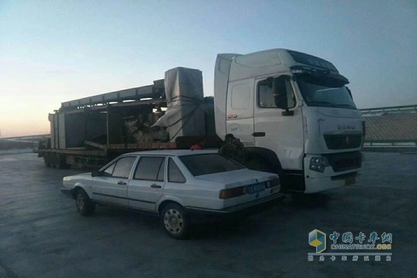 中國重汽寧夏和豐服務站工作人員到達事故車輛現場