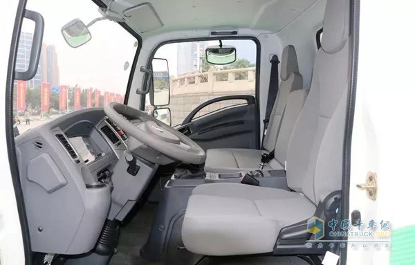 乘龍途鈴純電動(dòng)輕卡駕駛室內(nèi)飾