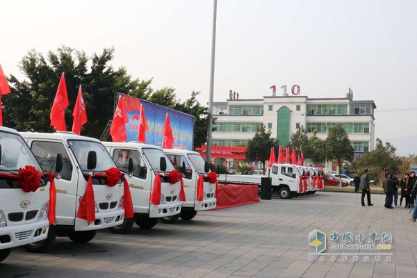 唐駿汽車云南梁河捐贈現場