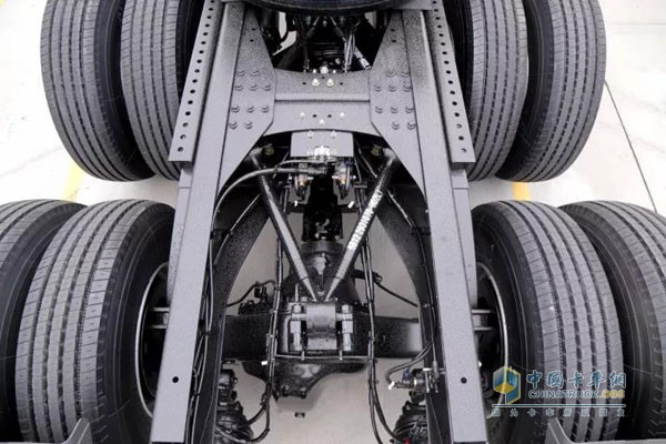 東風(fēng)天龍旗艦2018款采用低重心的V桿懸架系統(tǒng)