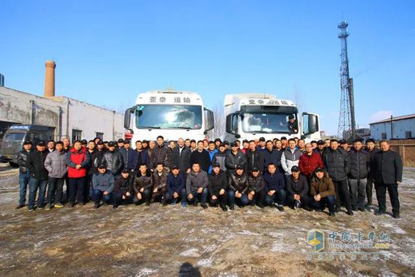 曼恩商用車中國(guó)與亞泰運(yùn)輸攜手，為車隊(duì)中司機(jī)培訓(xùn)留影