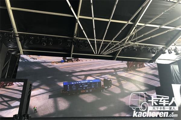 搭載了L4智能駕駛系統的解放J7緩緩啟動，順暢而精準的完成了以上作業的所有動作