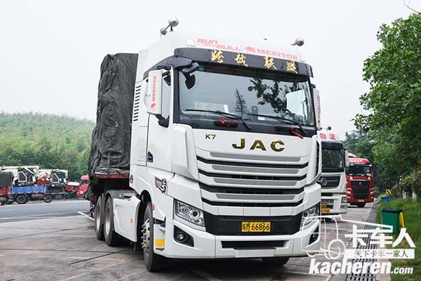 服務區停車吃飯