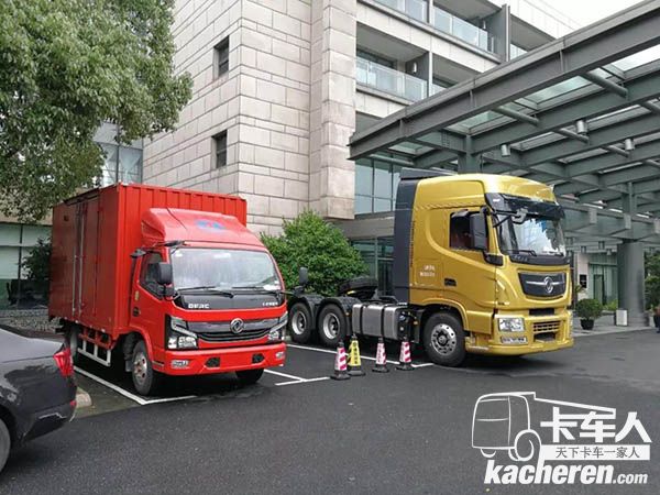 東風凱普特（左紅）