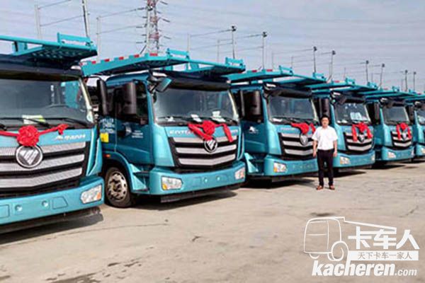 排列整齊的轎運車