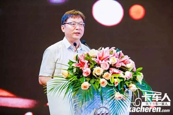 歐馬可營銷公司傳播副總經理邵國慶先生介紹歐馬可卡車人關愛行動