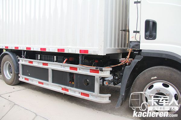 比亞迪T5純電動卡車的電池與電機都有各自的散熱系統