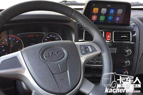 中控面板采用時尚烤漆，并大量采用鍍鉻點綴