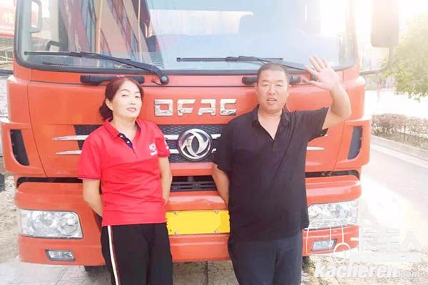 康姐和丈夫與愛(ài)車合影