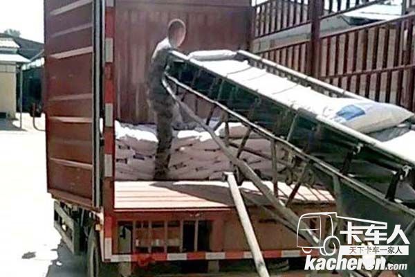 正在裝貨的瑞沃ES3