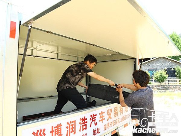 福田祥菱側(cè)開門后貨箱