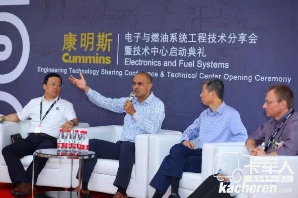 左二為康明斯副總裁、電子與燃油系統業務總經理陳安達(Cary Chenanda)