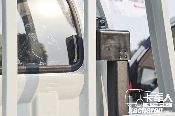 高位進(jìn)氣口的設(shè)計(jì)和中重卡一樣