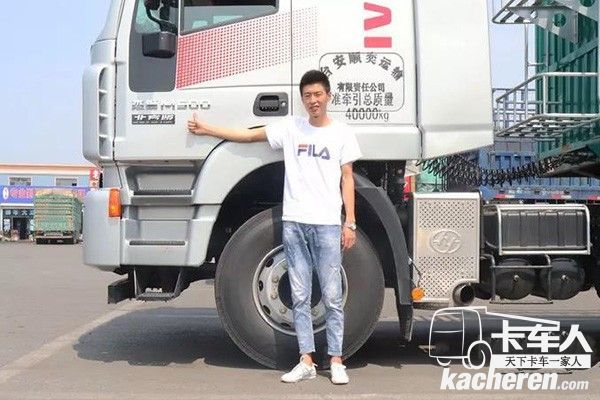 盧建為上汽紅巖杰獅M500點贊