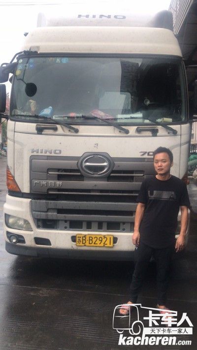 駕駛員與廣汽日野牽引車合影