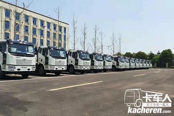 車輛整齊排列,等待交車