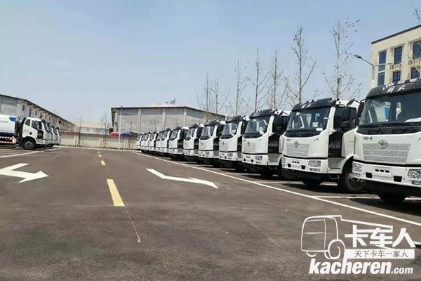 車輛整齊排列,等待交車