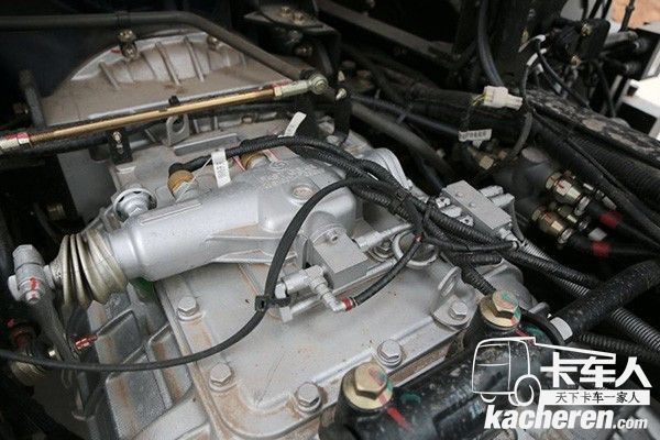 大運(yùn)N8E鉅贏版搭載了與變速箱一體化設(shè)計(jì)的鋁殼液力緩速器