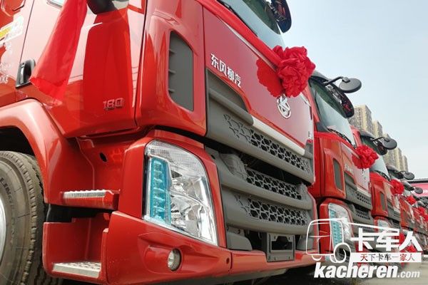 乘龍M3載貨車一字排開，紅得耀眼！