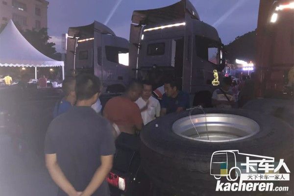 夜場看車，定制夜光車貼格外搶眼