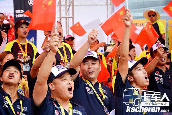 東風商用車與客戶一同歡慶