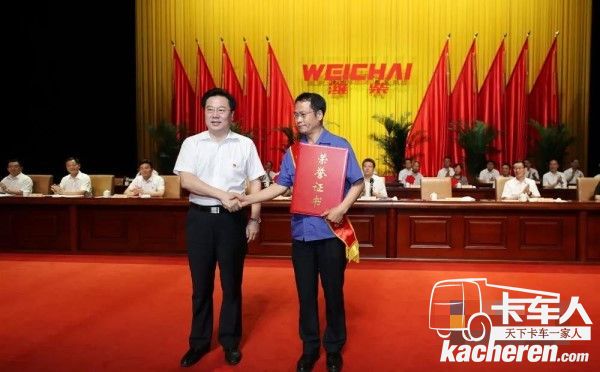 山東省國資委主任、黨委書記張斌為“濰柴最高科學技術獎”頒獎