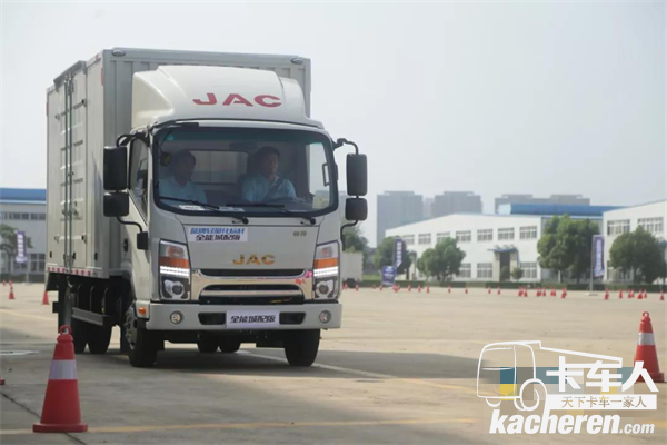 余師傅在駕控體驗賽中駕駛帥鈴全能城配版