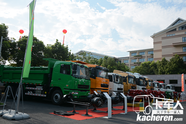 華菱星馬攜多款國六整車、發動機、變速箱與車橋產品盛裝亮相年中商務大會