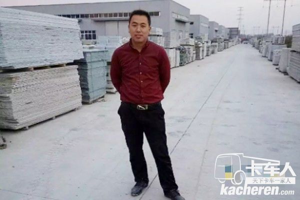 創業路上，高相甫在石材廠考察