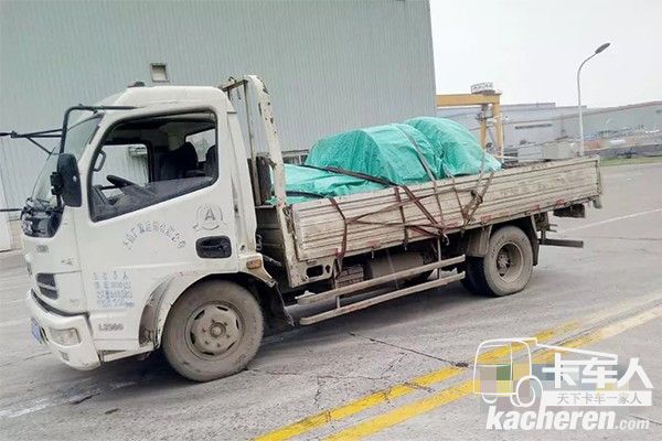 東風輕卡載滿貨物