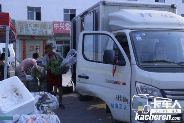 劉享賢的大兒子等其他人在幫著他清點貨物