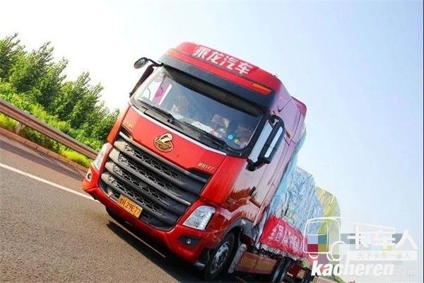 東風柳汽乘龍H7中置軸低平板牽引車