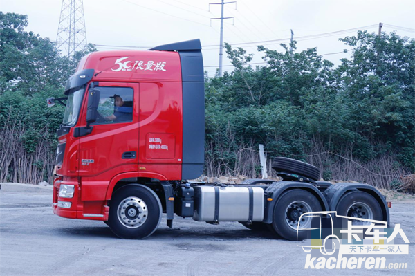 齊延峰駕駛東風天龍商用車