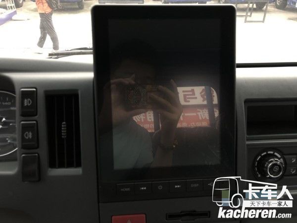 搭載車聯網2.0系統的中控大屏