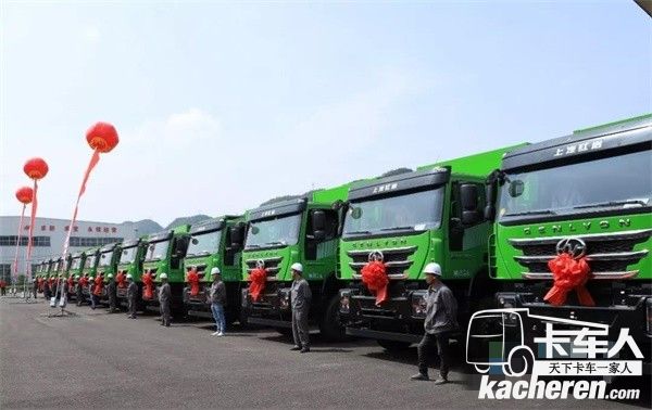 排列整齊的上汽紅巖杰獅智能渣土車