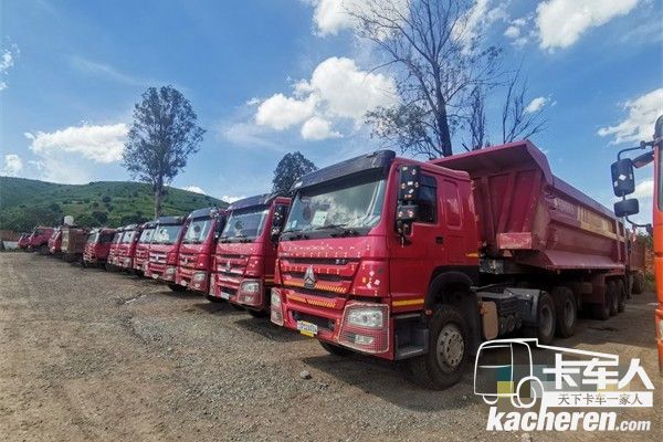 排列整齊的中國(guó)重汽HOWO卡車