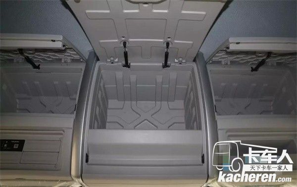 國六版乘龍H5綠通載貨車的儲物箱