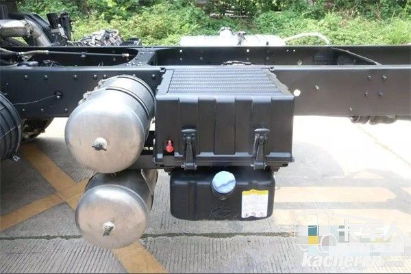 國六版乘龍H5綠通載貨車的尿素罐、電瓶、儲氣罐