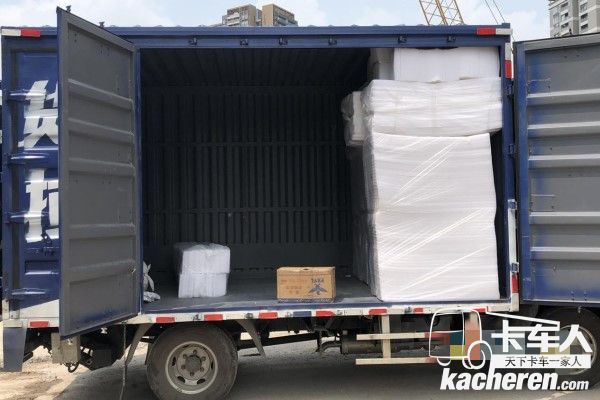 鐘師傅正在卸領航輕卡車內的貨物