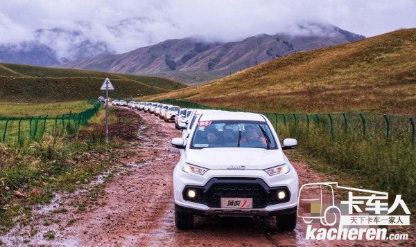 行駛在泥濘道路的的江鈴國六域虎7