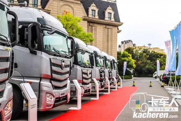 活動(dòng)現(xiàn)場(chǎng)展示的歐曼超級(jí)重卡