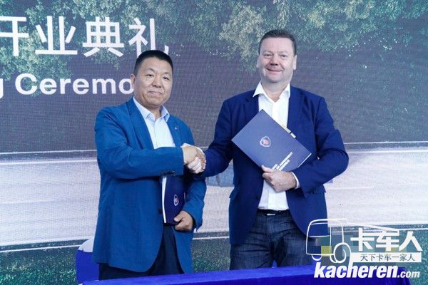 斯堪尼亞中國區總經理文政(Steve Wager)與瑞力汽車董事長賈永存簽約