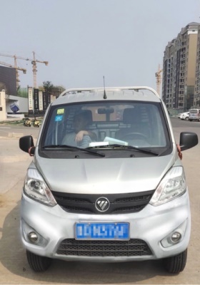 停放在施工小區外面的祥菱商務之星