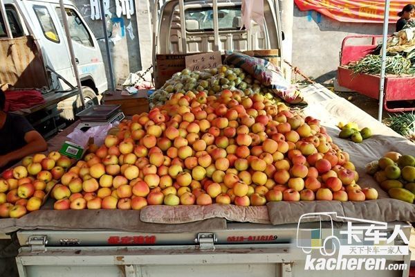 楊姐打開(kāi)祥菱車圍板，直接當(dāng)攤位售賣水果