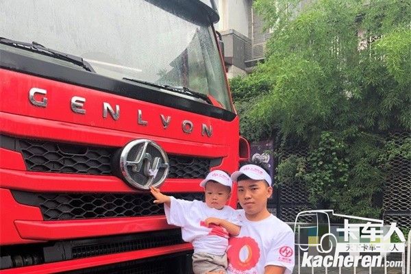 與上汽紅巖杰獅“時光博物館”合影