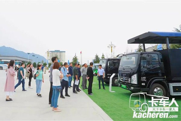 比亞迪工作人員講解車輛情況