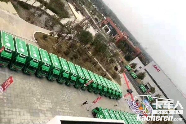 等待交接的江淮駿鈴V6冷鏈車