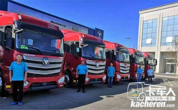 等待交接的歐曼EST超級重卡國六牽引車