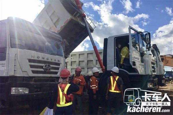 上汽紅巖服務人員以精湛的技術和良好的服務態度，獲得了當地用戶的一致“點贊”