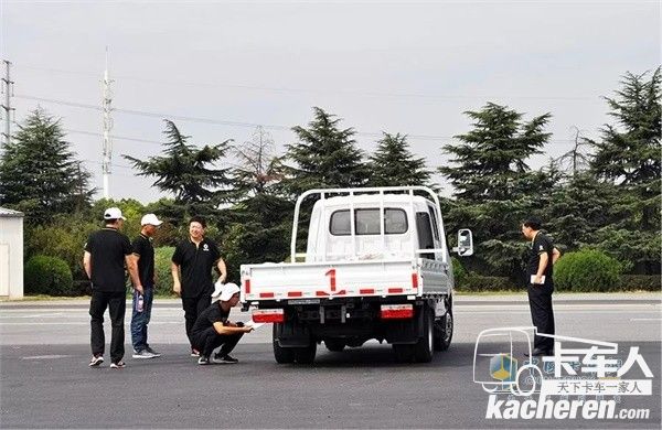 東風股份領導帶領東風汽車股份內部客戶在試車場展開車輛試乘試駕
